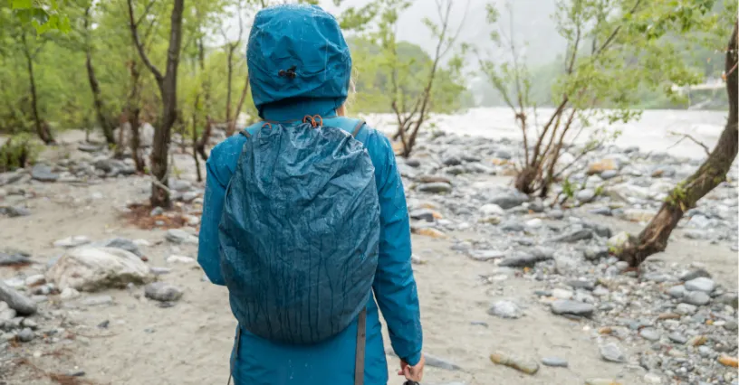 Pokrowiec na plecak – potrzebny czy nie? Na co zwrócić uwagę przy zakupie pokrowca przeciwdeszczowego na plecak w góry? 