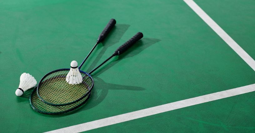 Badminton – zasady gry. Serwis, punktacja, podstawowe zagrania 