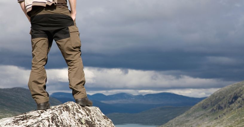 Spodnie trekkingowe  – jak odpowiednio o nie dbać? Pranie, suszenie, impregnacja, przechowywanie 