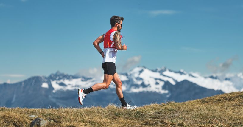Kamizelka biegowa – kiedy się przydaje? Na co zwrócić uwagę przy wyborze kamizelki do biegania?