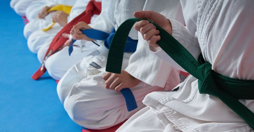 Pasy w karate – jakie mają kolory i co oznaczają? Jak zdobywa się pasy w karate?