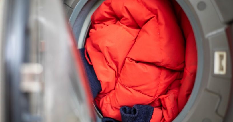 Jak prać kurtkę puchową? Najważniejsze zasady i wskazówki  