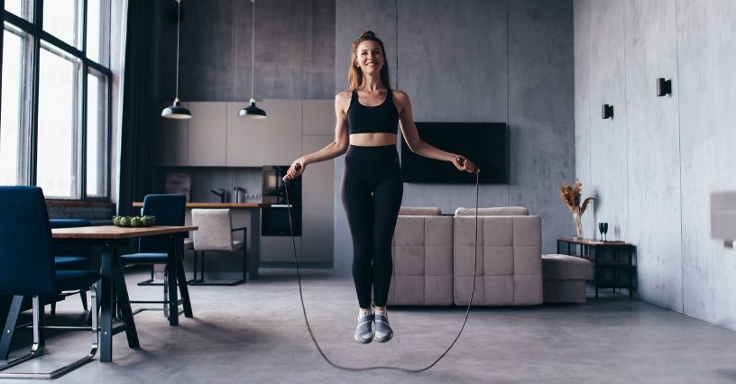 Skakanie na skakance: co daje, jakie mięśnie pracują i czy odchudza? Efekty i metamorfoza sylwetki przed i po 