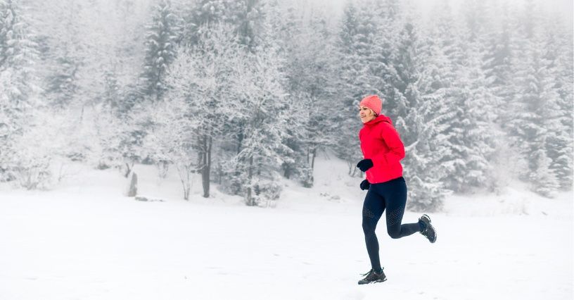 W czym biegać zimą? Podstawowe zasady doboru stroju biegowego na zimę