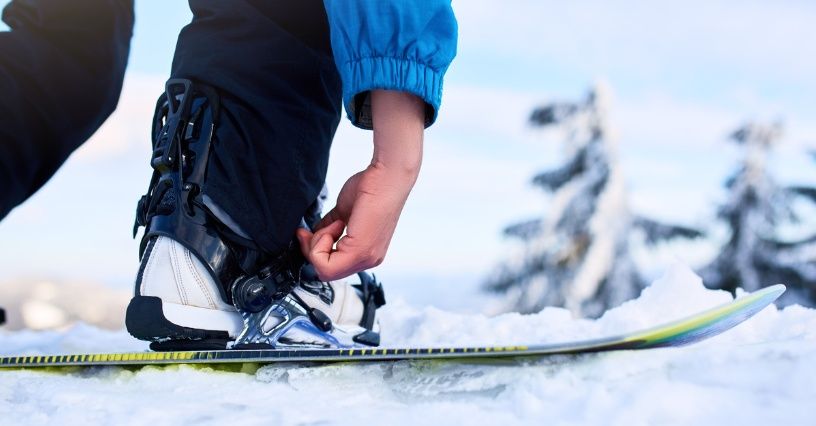 Jak dobrać wiązania snowboardowe? Poradnik dla początkujących snowboardzistów