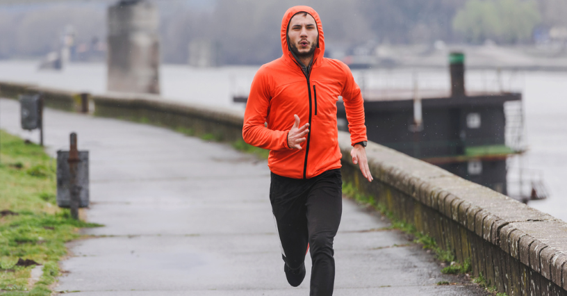 Bieganie w deszczu: jak się przygotować, co ubrać? Praktyczne wskazówki dla biegaczy