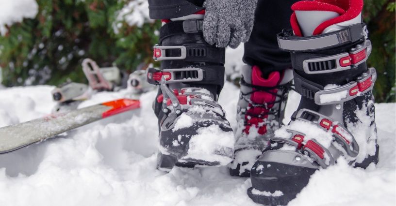 Jak dobrać buty narciarskie? Pomiar długości i szerokości stopy oraz najważniejsze parametry butów narciarskich 