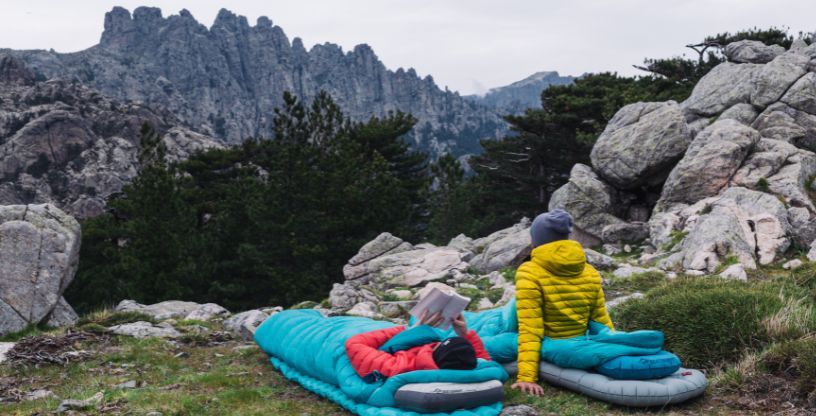 Poduszka turystyczna  – jaką wybrać na biwak?