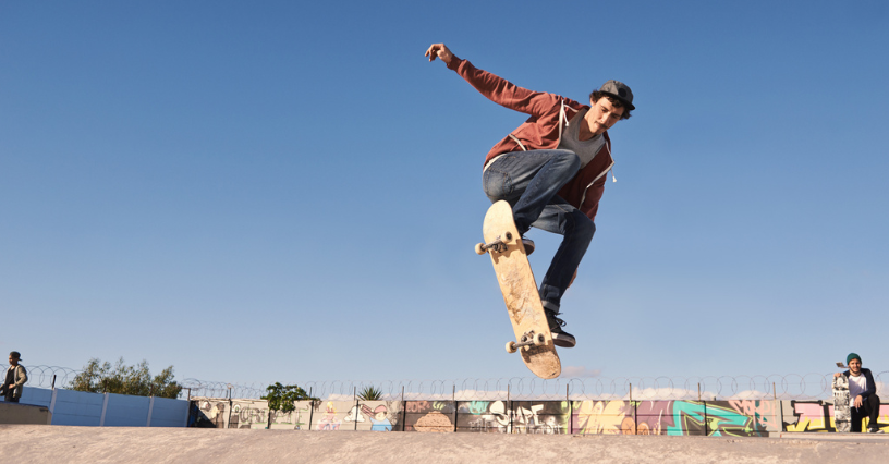 Triki na deskorolce – 10 popularnych trików skateboardingowych dla początkujących