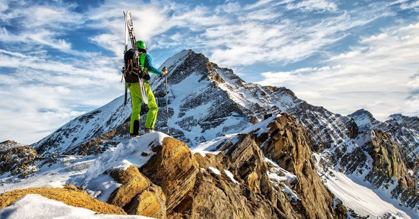 Jaki plecak narciarski wybrać? Poradnik zakupowy dla narciarzy, snowboardzistów i skiturowców 