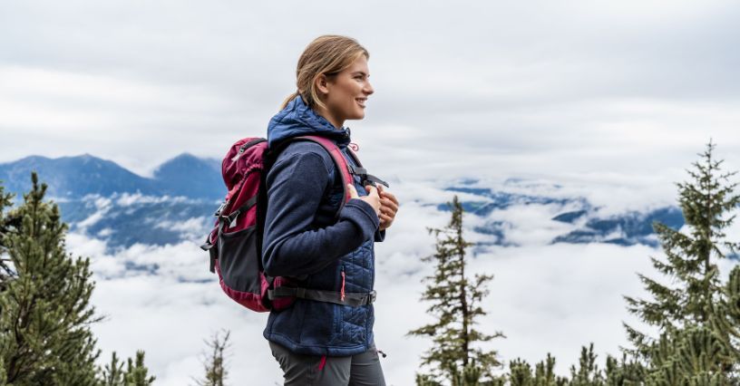 Kurtka hybrydowa – co to, jak działa i czy warto ją mieć? 