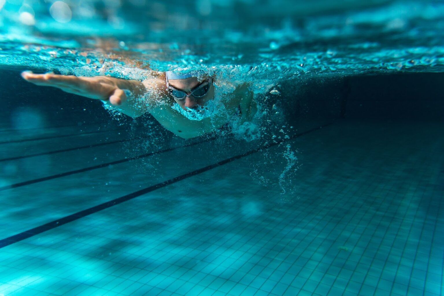 Pływanie kraulem od A do Z – kompleksowy poradnik. Technika, oddychanie i największe zalety pływania kraulem  