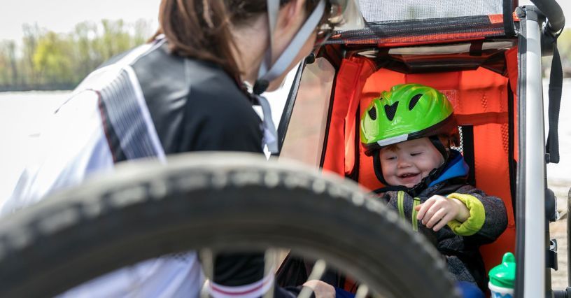 Jaką przyczepkę rowerową dla dzieci wybrać? Poradnik zakupowy