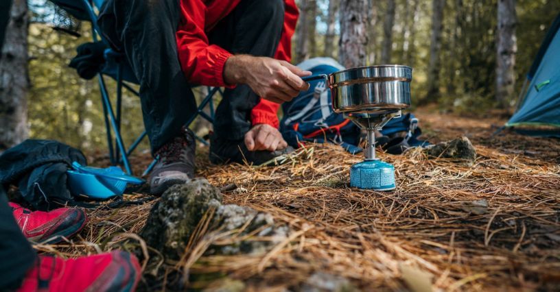 Kartusz gazowy do kuchenki turystycznej: rodzaje, na ile starcza, jak go prawidłowo używać i przechowywać?