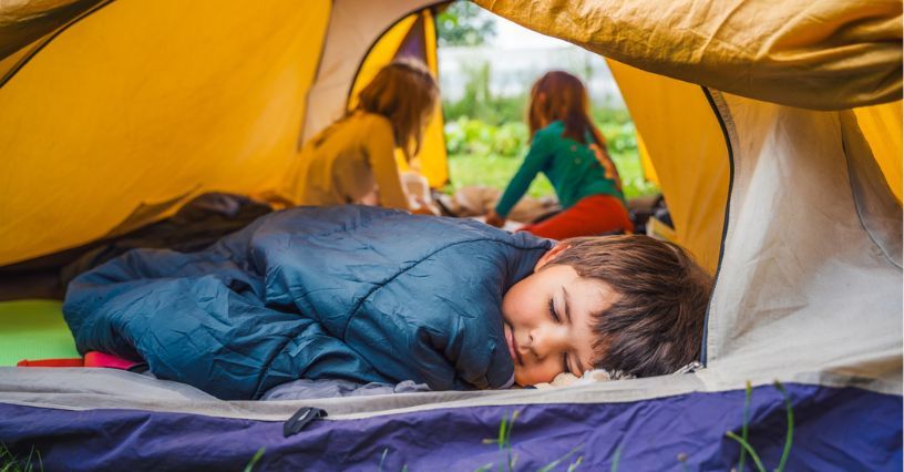 Najlepszy turystyczny śpiwór dla dziecka – przewodnik zakupowy i ranking