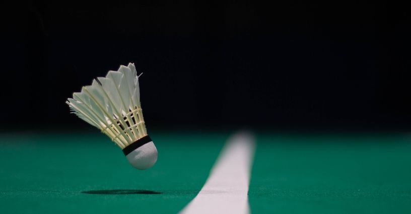 Jak dobrać lotki do badmintona? Poradnik dla początkujących i średniozaawansowanych graczy 