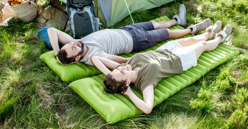 Materac turystyczny, mata samopompująca czy karimata – na czym spać pod namiotem? 