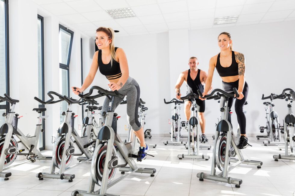 Indoor cycling: wszystko o treningu na rowerze spinningowym. Efekty, korzyści i przeciwwskazania 