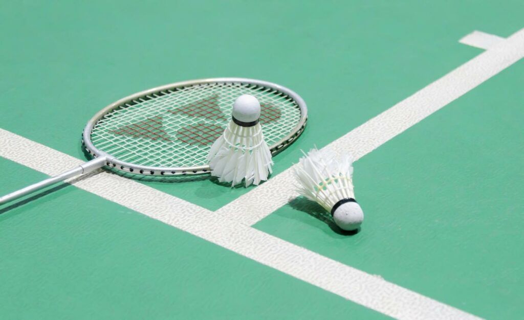 Jak dobrać rakietę do badmintona? Poradnik dla początkujących i średniozaawansowanych graczy  