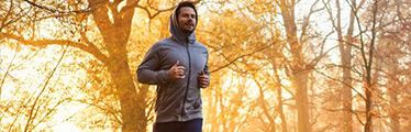 Bieganie jesienią: jak się odpowiednio ubrać na trening biegowy jesienią?  